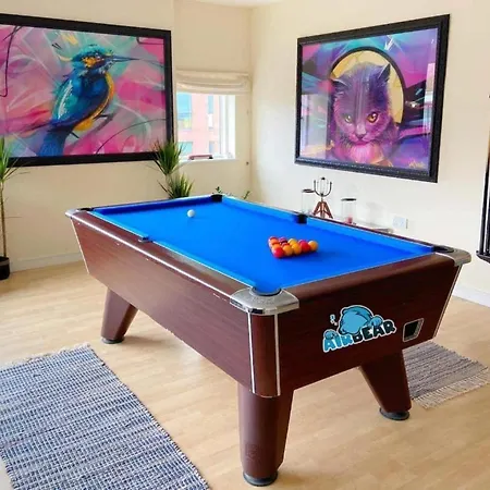 Urban Couples Retreat Apart- Pool Table & Balcony *