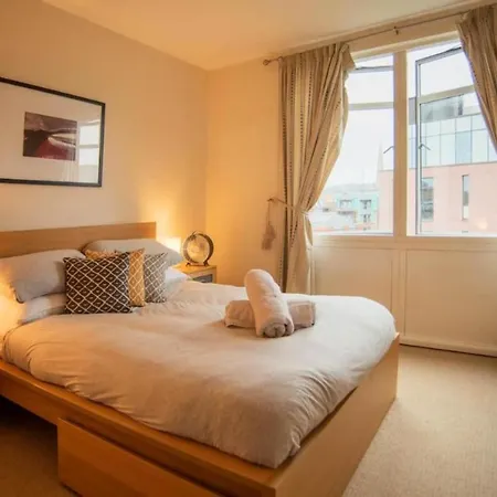 Urban Couples Retreat Apart- Pool Table & Balcony Bristol