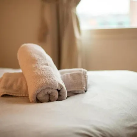 Urban Couples Retreat Apart- Pool Table & Balcony * Bristol