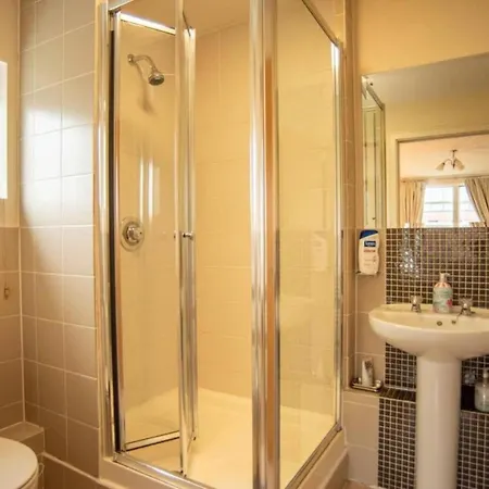 Urban Couples Retreat Apart- Pool Table & Balcony