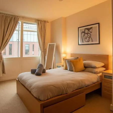 Daire Urban Couples Retreat Apart- Pool Table & Balcony *
